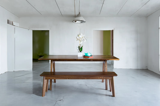 Retro-inspired Sputnik dining set with tapered legs and smooth finish