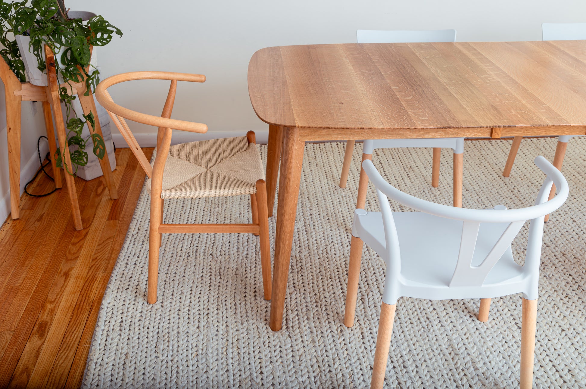 Contemporary dining room furniture with an extendable oval table
